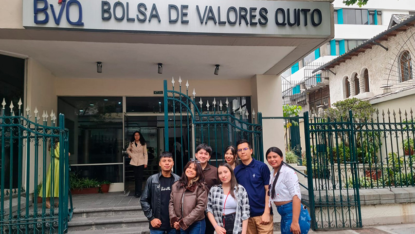 Estudiantes de Administración de Negocios Internacionales se acercan a la innovación y las finanzas globales en Quito